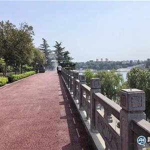 郑州尖岗水库红色沥青摊铺现场